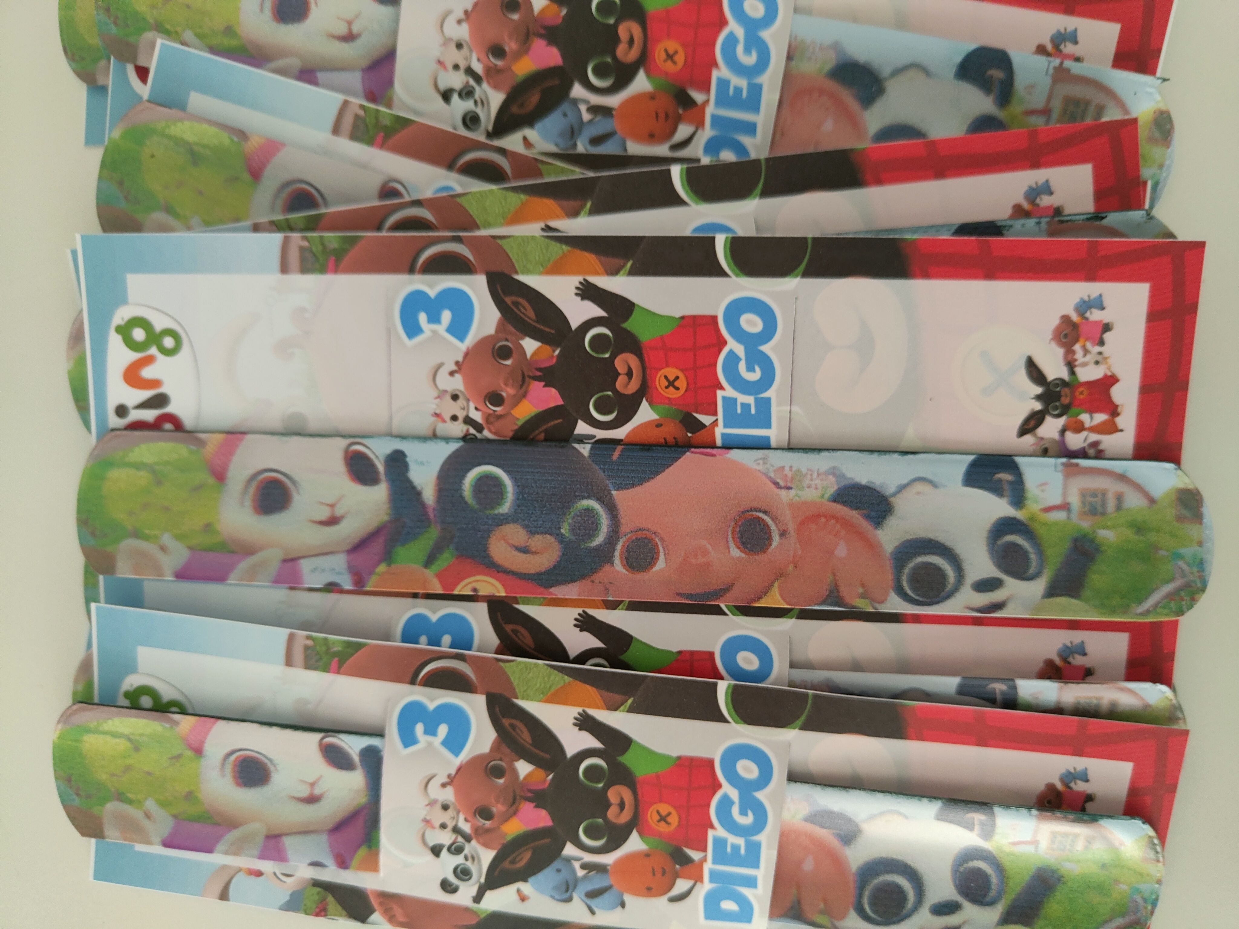 bracciali e braccialetti slap personalizzati bing con cartoncino segnaposto regalini fine festa