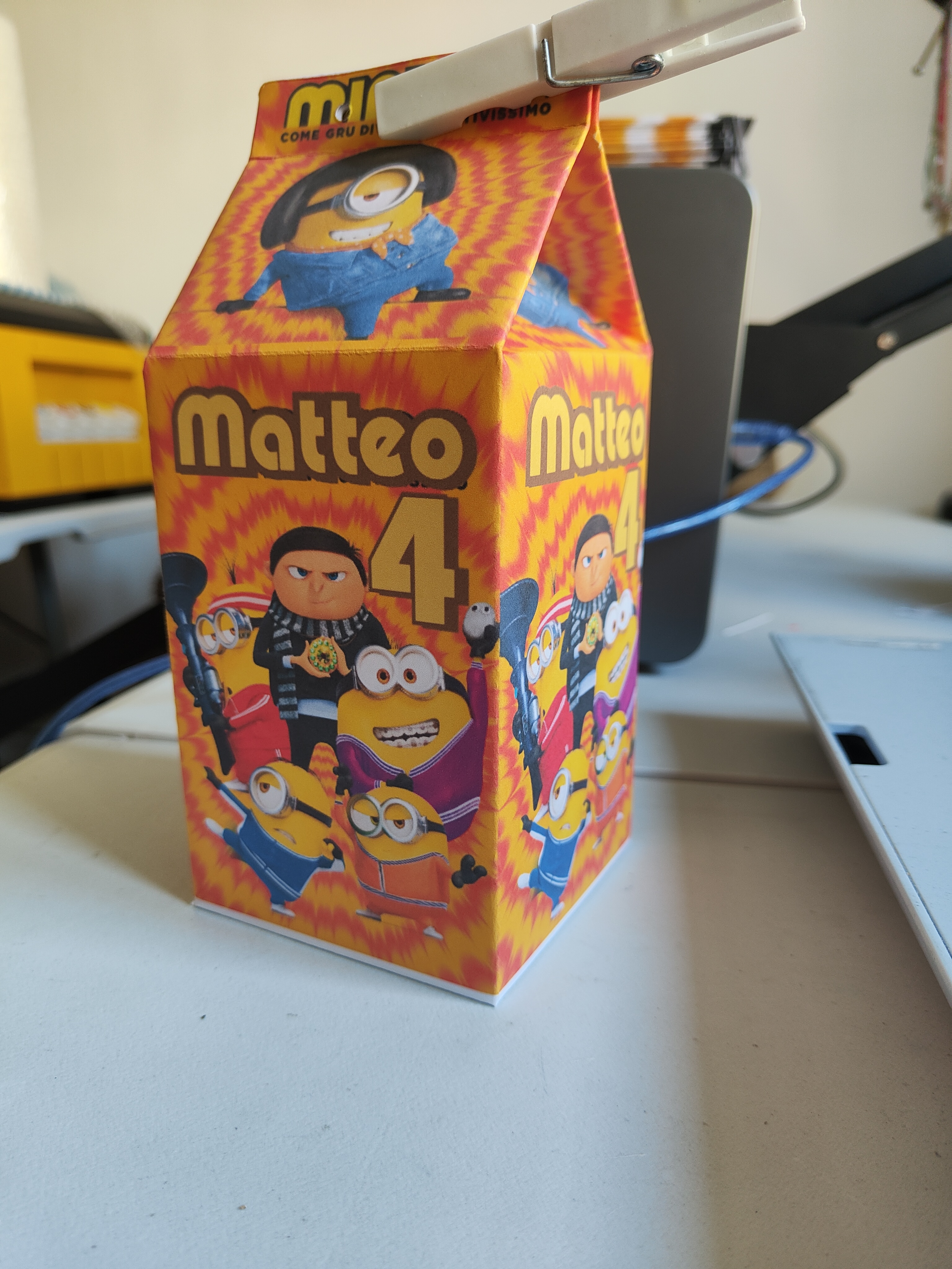 scatolina personalizzabile porta confetti bomboniera festa minions