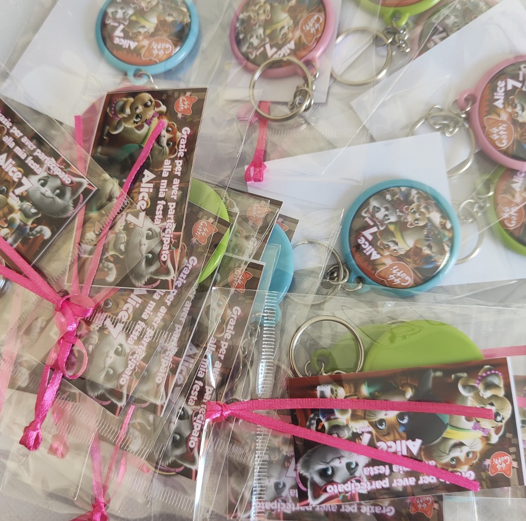 portachiavi zaino scuola personalizzati personalizzabili regalini fine festa compleanno a tema 44 gatti confezione regalo