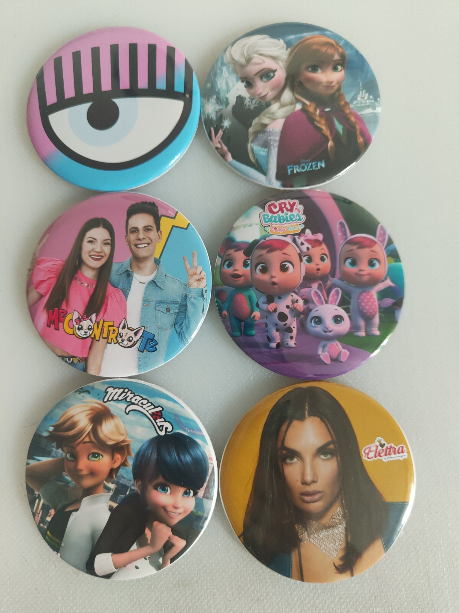 6 specchietti grandi 7,8cm per make up portatile personalizzabili con il personaggio che preferisci, nome e anni del festeggiat*.  Se scegli di personalizzarlo anche con il nome (solo il nome del festeggiat*), allora, viene inviato solo un disegno per il tema scelto. Senza nome e anni del festeggiat* viene inviato un mix di design per il tema scelto.  Ă¨ un'idea regalo per tutte le femminucce.  Le femminucce sono vanitose, pertanto abbiamo pensato un qualcosa di utile da portare sempre in borsa.  Confezione regalo +âŹ0,20cad1. Vengono inviati giĂ  confezionati singolarmente con bustina trasparente nastrino colorato e bigliettino di ringraziamento sempre a tema.