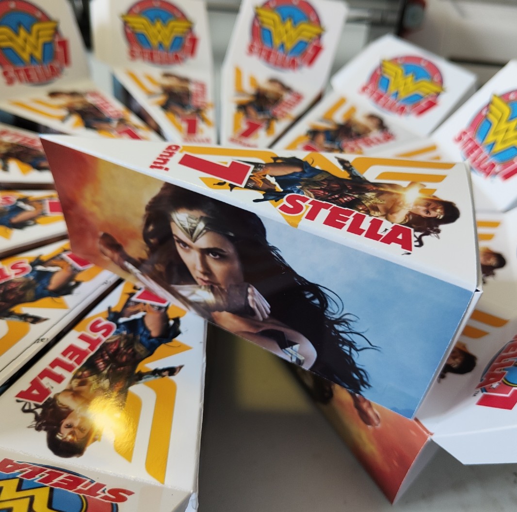 fetta torta scenografica scatoline porta confetti regalini fine festa wonder woman