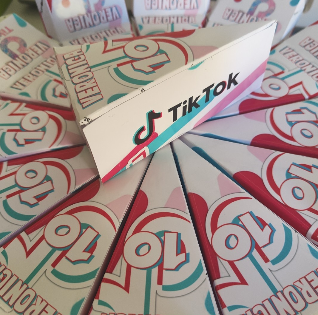 fetta torta scenografica scatoline porta confetti regalini fine festa tik tok