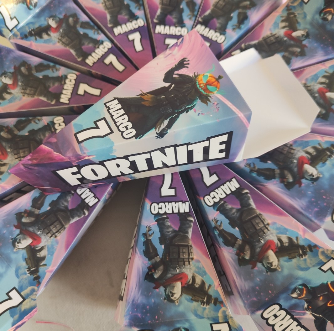 fetta torta scenografica scatoline porta confetti regalini fine festa fortnite