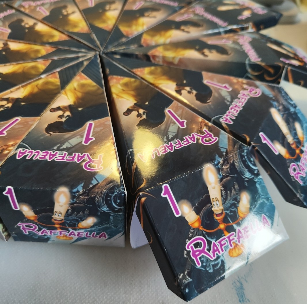 fetta torta scenografica scatoline porta confetti regalini fine festa bella e la bestia