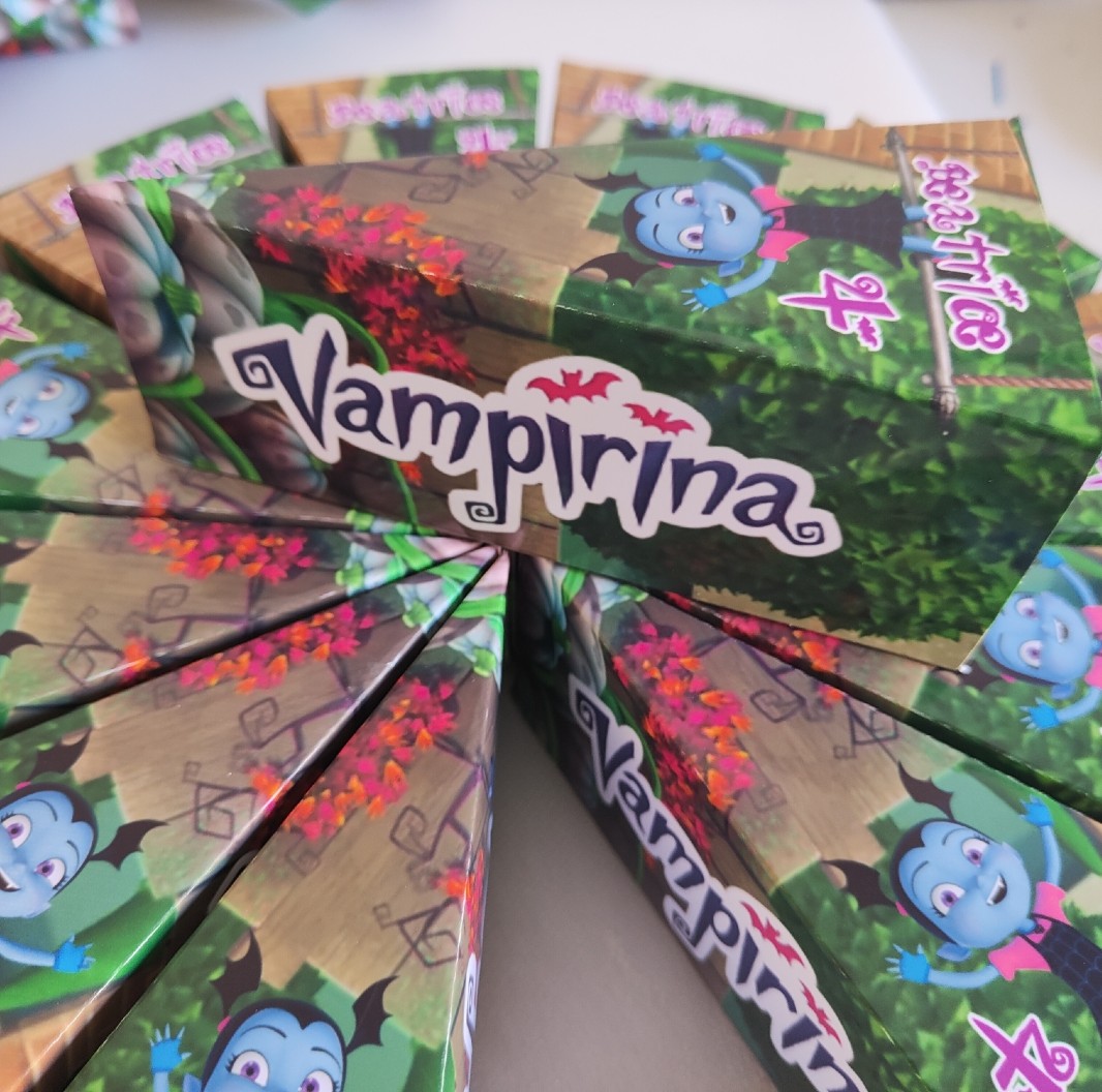 fetta torta scenografica scatoline porta confetti regalini fine festa vampirina