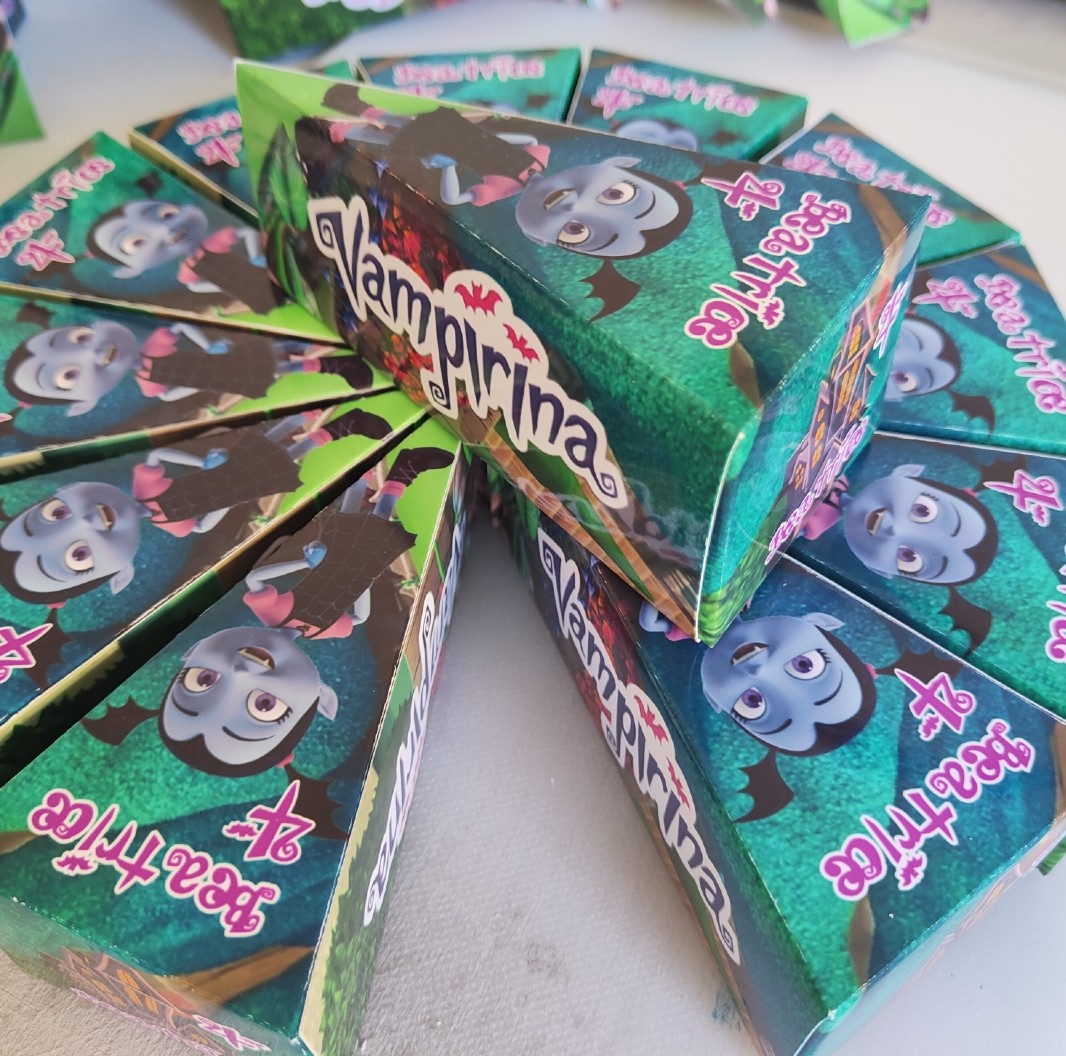 fetta torta scenografica scatoline porta confetti regalini fine festa vampirina