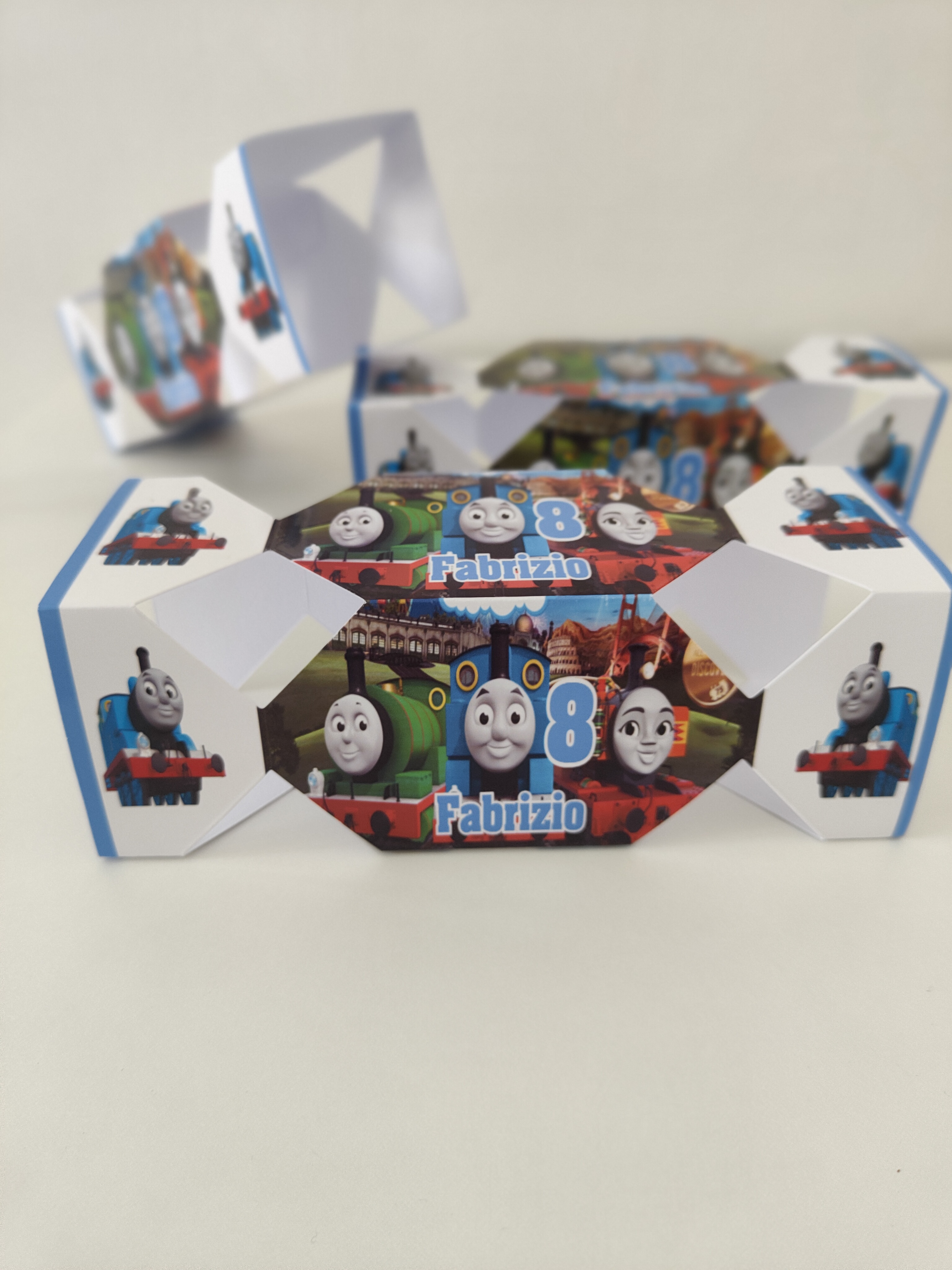 Scatolina caramella trenino Thomas personalizzate porta confetti regalini fine festa compleanno a tema