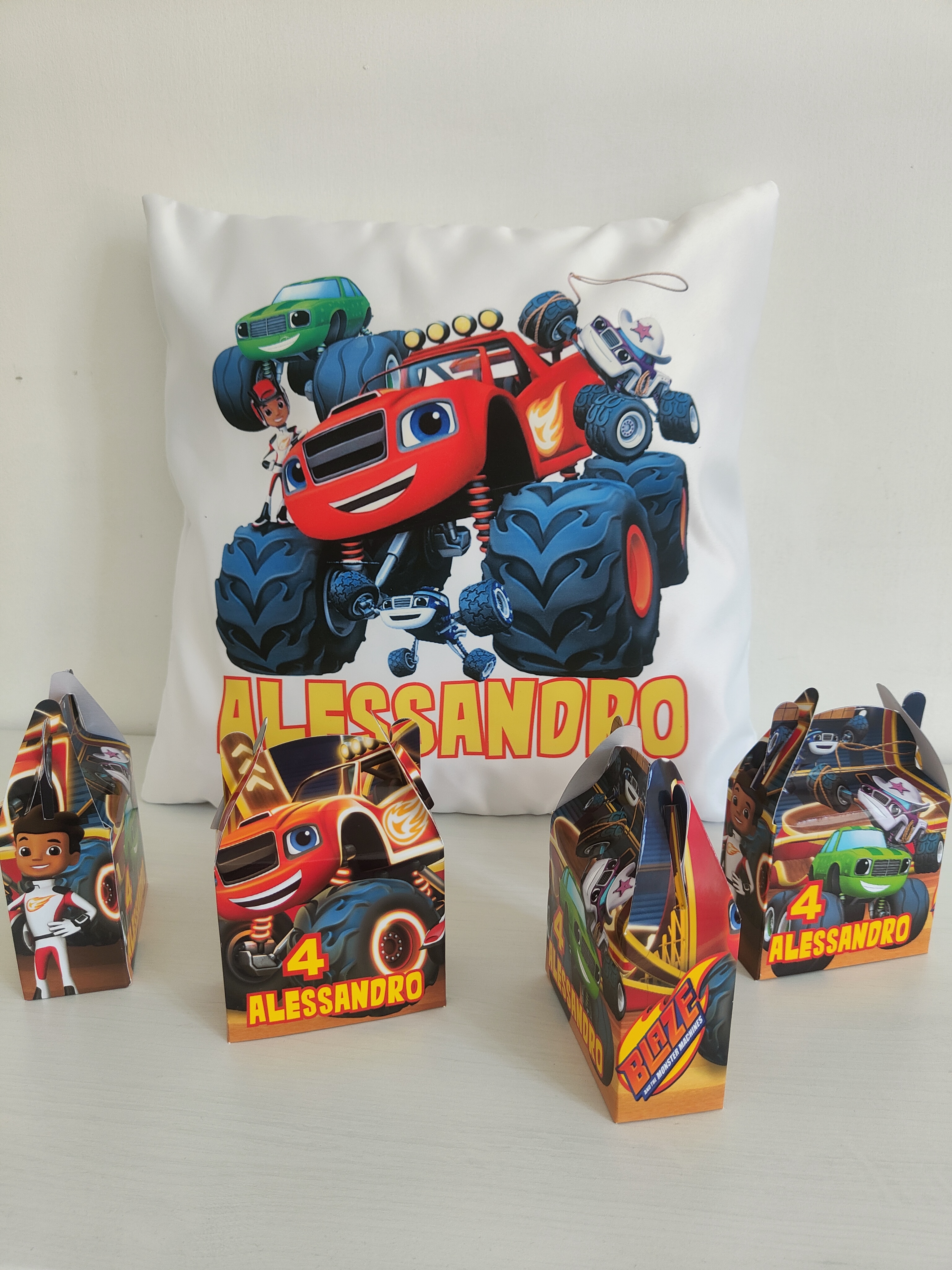 kit compleanno blaze e le mega macchine personalizza addobbi scatoline e regalini fine festa