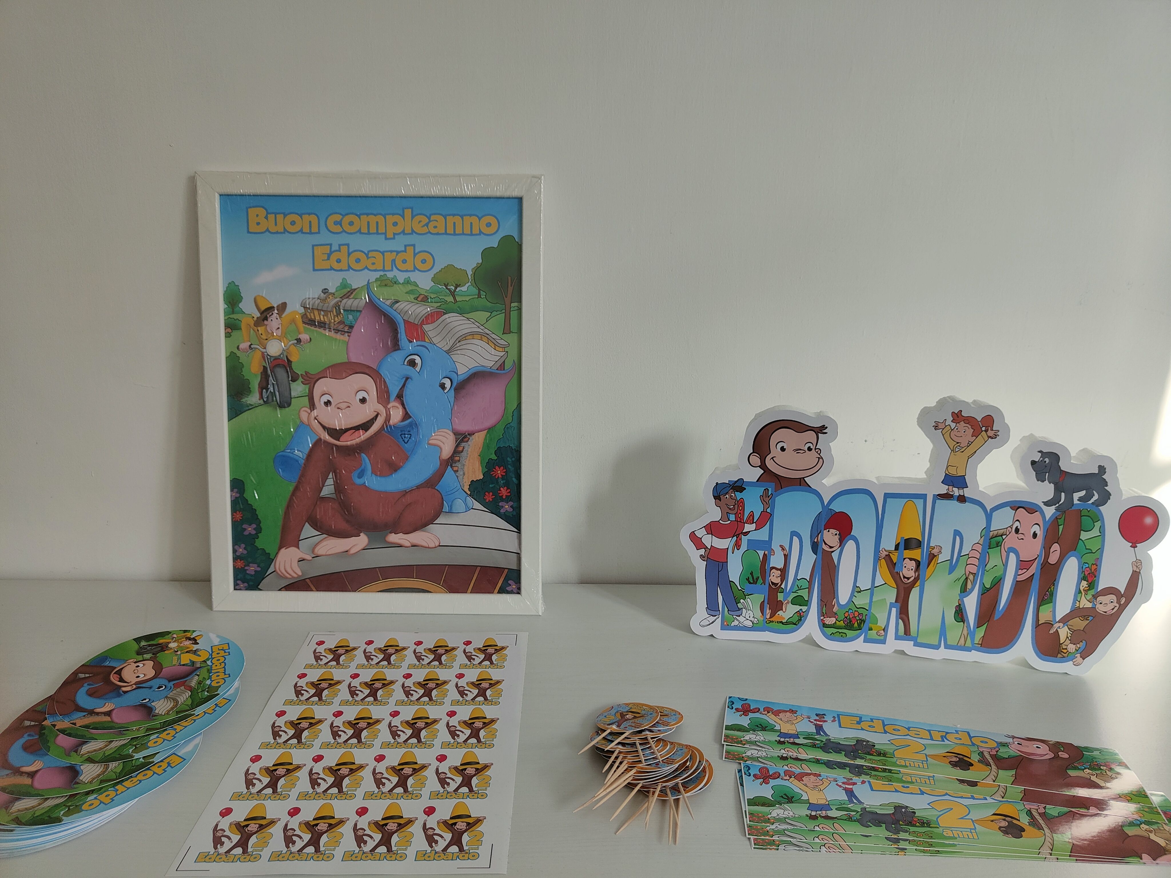 kit allestimento addobbo tavolo personalizza piatti bicchieri tovaglia festone festa compleanno scatoline regalini scimmietta curioso come george