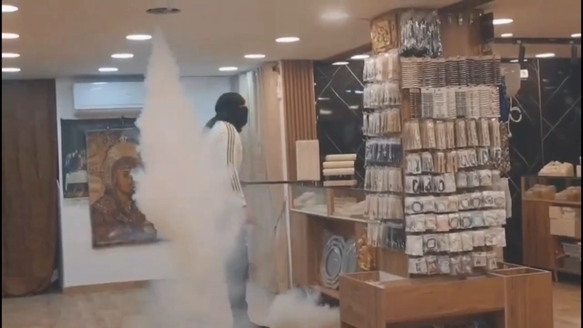 Überfall in einem Souvenirgeschäft