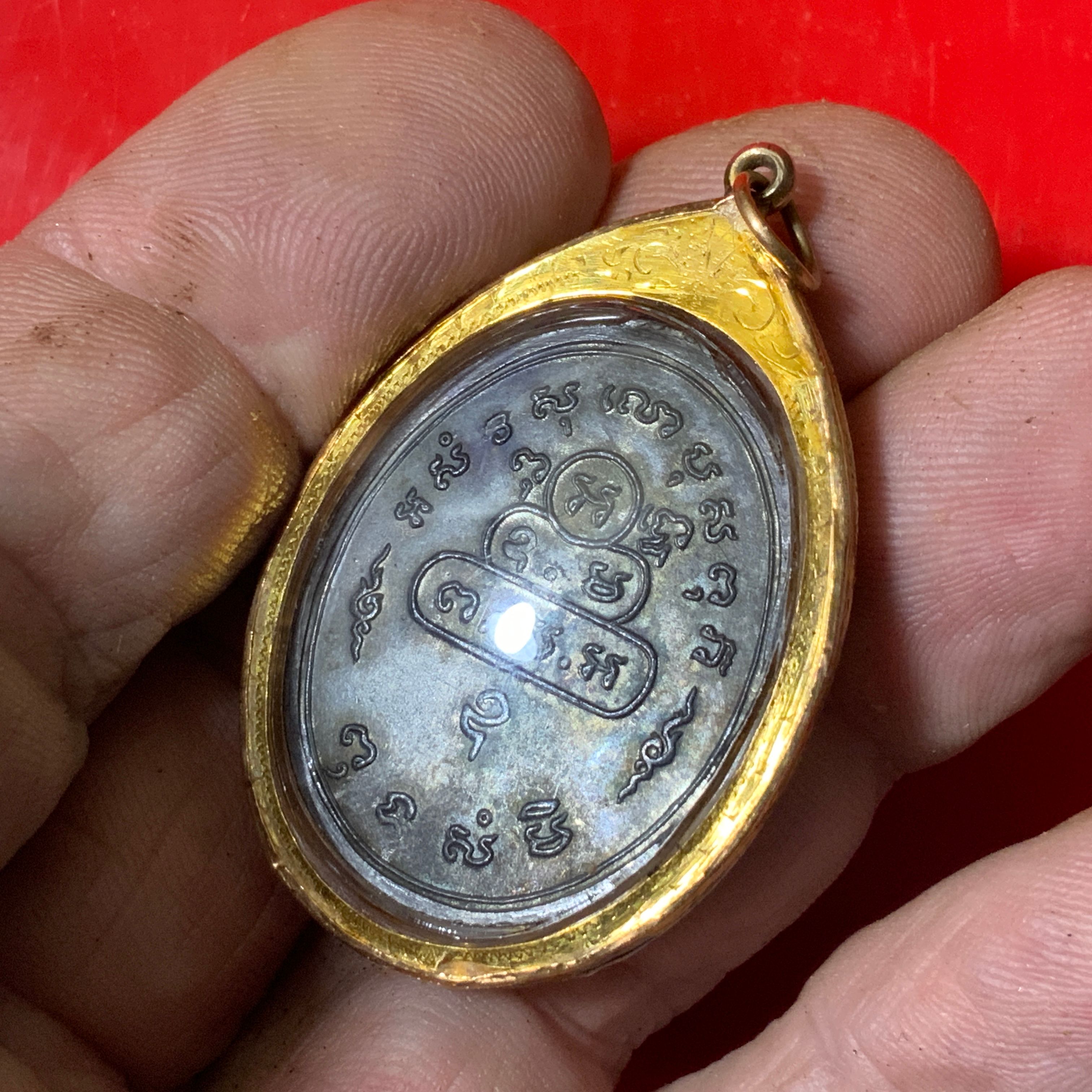 rear face of amulet Rian Jao Khun Nor