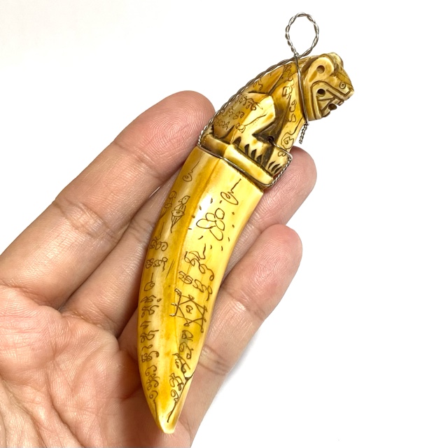Khiaw Hmoo Dtan Gae Suea Wild Boar Tusk with Carved Tiger