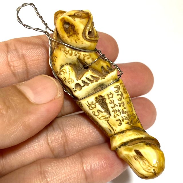 タイ お守り Khiaw Hmoo Dtan Gae Suea 猪牙彫られた経文