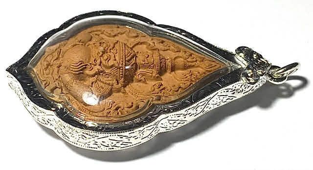 side edge view of Pra Rahu amulet LP Bun Ma