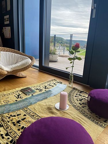 Accueil et tirage de cartes avant le soin