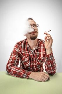 Fumatore rilassato che consuma marijuana