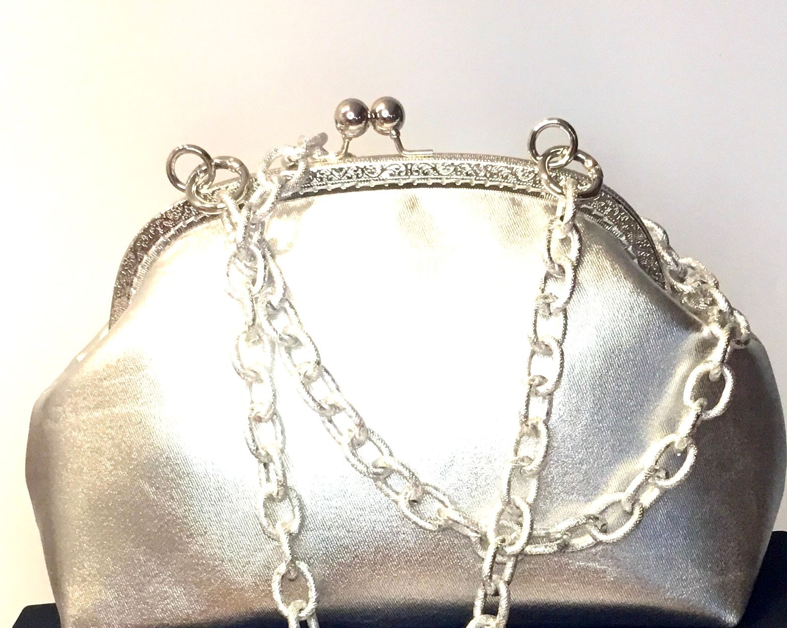Bolso Plateado con cadena metálica plateada